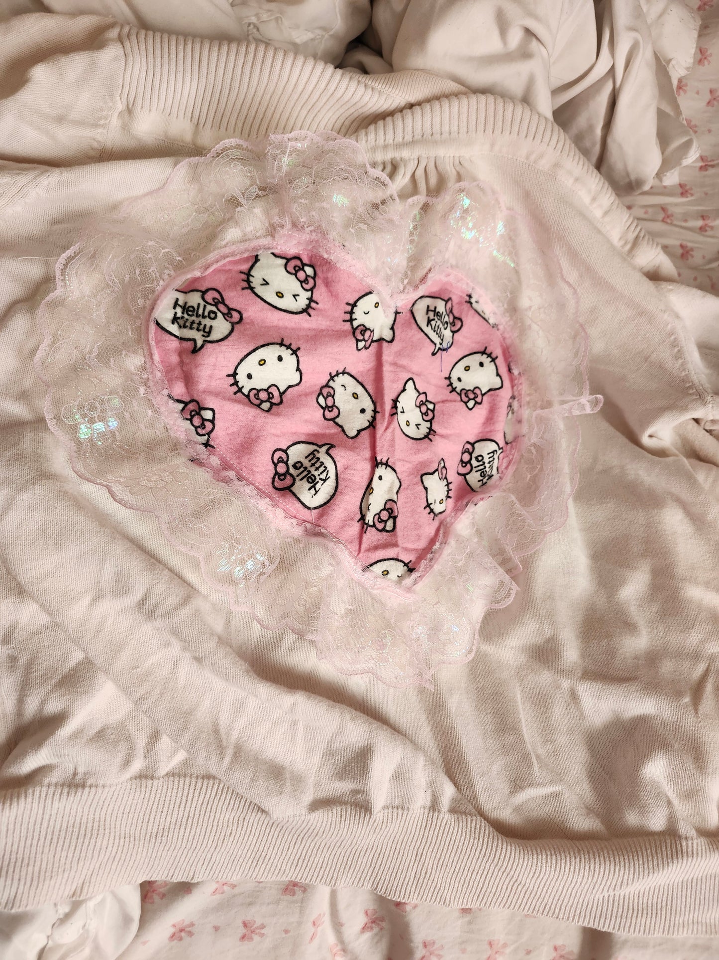 Hello Kitty pink cardigan XL featuring a heart-shaped design with cute Hello Kitty prints