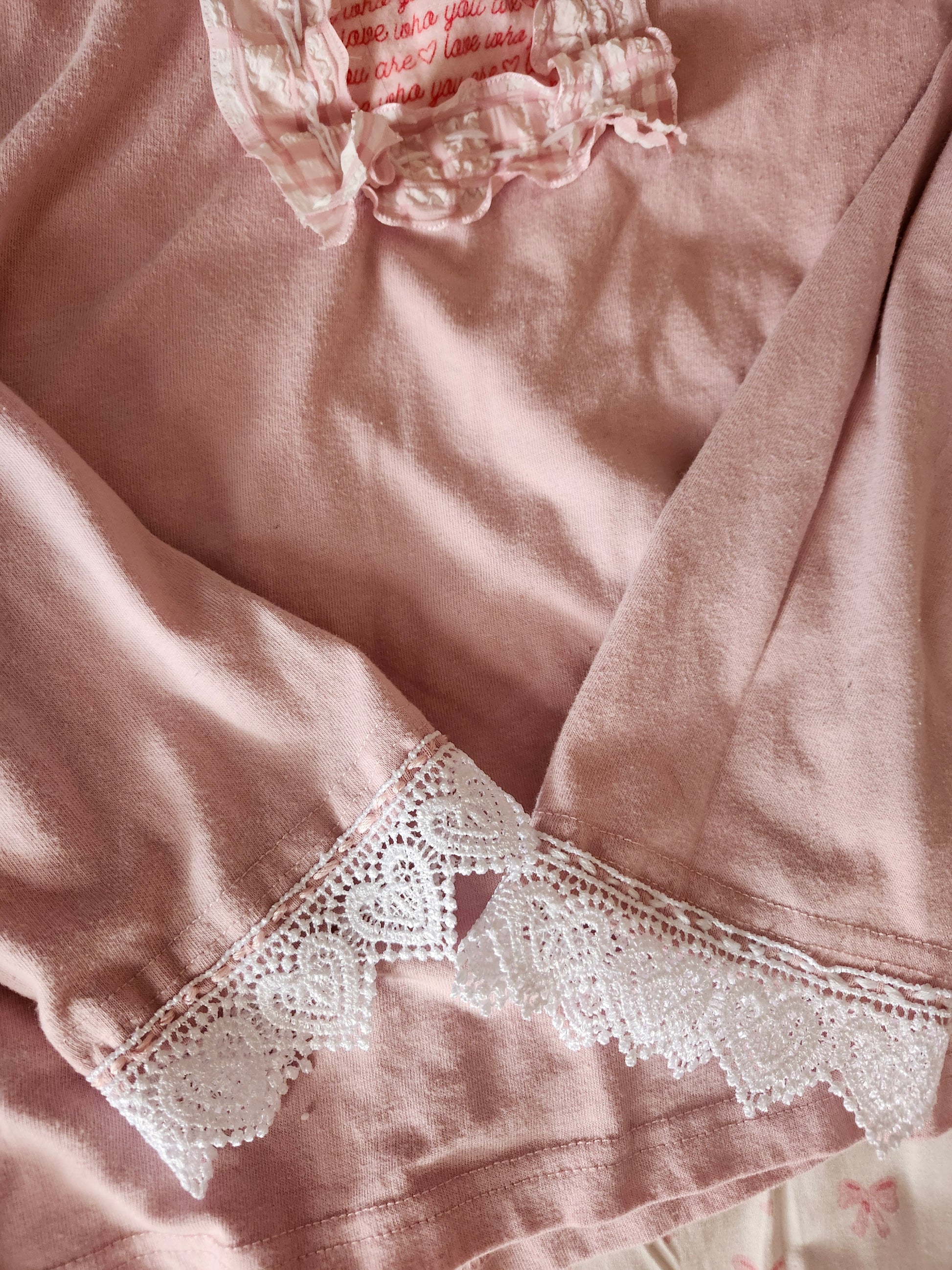 Pink Spank-kei style clothing featuring lace detailing on sleeves for a trendy look